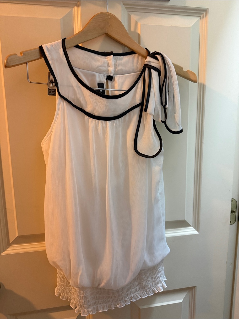 BCX pre-owned medium Women’s White Sleeveless Bow-Shoulder Tank with Black Trim